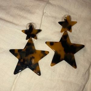 Star shaped dangle earrings.